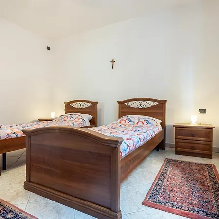 With Garden A Few Steps From The - Larihome A06 Apartman *